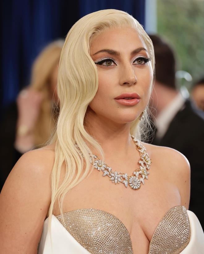 Lady Gaga'dan Kırmızı Halıda Dekolte Şov! galerisi resim 1