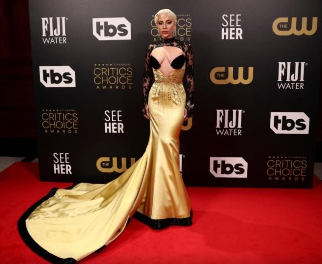 Lady Gaga'dan Kırmızı Halıda Dekolte Şov! galerisi resim 5