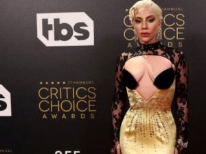 Lady Gaga'dan Kırmızı Halıda Dekolte Şov!