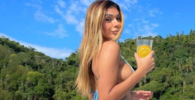 Sevgilisinin yanında gaz çıkarmaya utanan şarkıcı hastanelik oldu galerisi resim 1