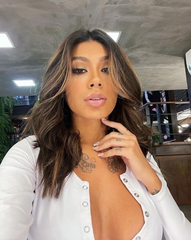 Sevgilisinin yanında gaz çıkarmaya utanan şarkıcı hastanelik oldu galerisi resim 4