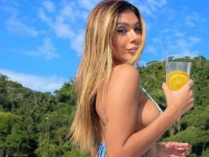 Sevgilisinin yanında gaz çıkarmaya utanan şarkıcı hastanelik oldu