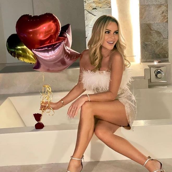 Yere kapaklanan ünlü sunucu fena frikik verdi galerisi resim 6