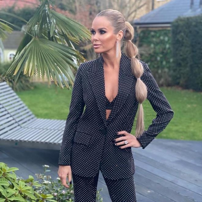 Yere kapaklanan ünlü sunucu fena frikik verdi galerisi resim 7