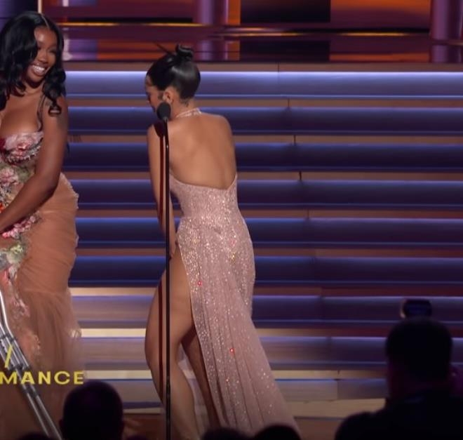 Ödül töreninde ilginç anlar! Tuvaletteyken ismi anons edilen ünlü şarkıc galerisi resim 5