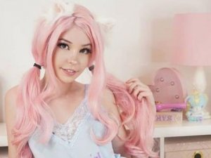 Sakın denemeyin! Yetişkin film yıldızı Belle Delphin ampul yedi