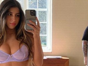 Çırılçıplak fotoğrafını paylaşan televizyon yıldızı, takipçisinin yorumu