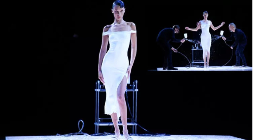 Bella Hadid podyuma yarı çıplak çıktı, seyircilerin gözü önünde böyle &# galerisi resim 1