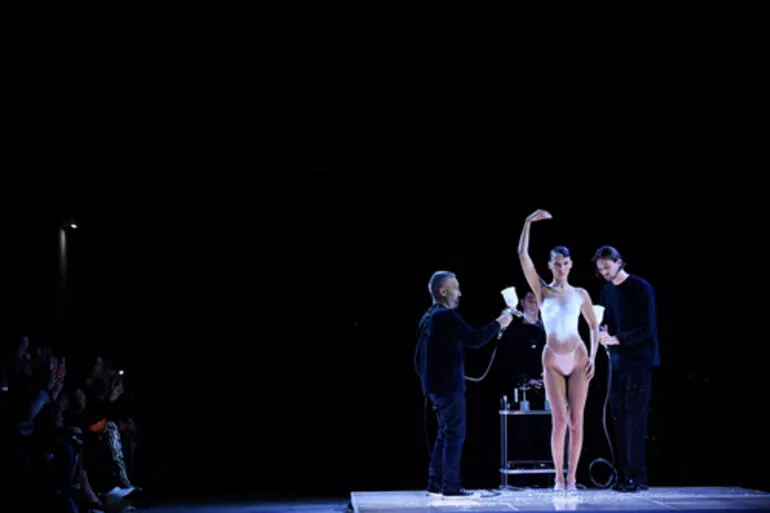 Bella Hadid podyuma yarı çıplak çıktı, seyircilerin gözü önünde böyle &# galerisi resim 2