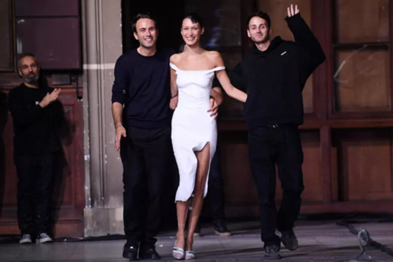 Bella Hadid podyuma yarı çıplak çıktı, seyircilerin gözü önünde böyle &# galerisi resim 6
