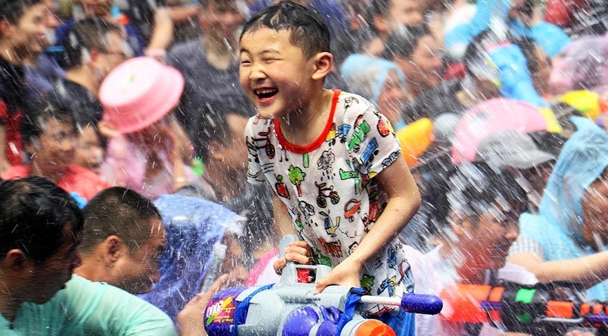 Çin’de su atma festivali galerisi resim 1