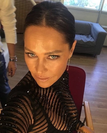 Hülya Avşar yeni filmi için çırılçıplak soyundu! galerisi resim 3