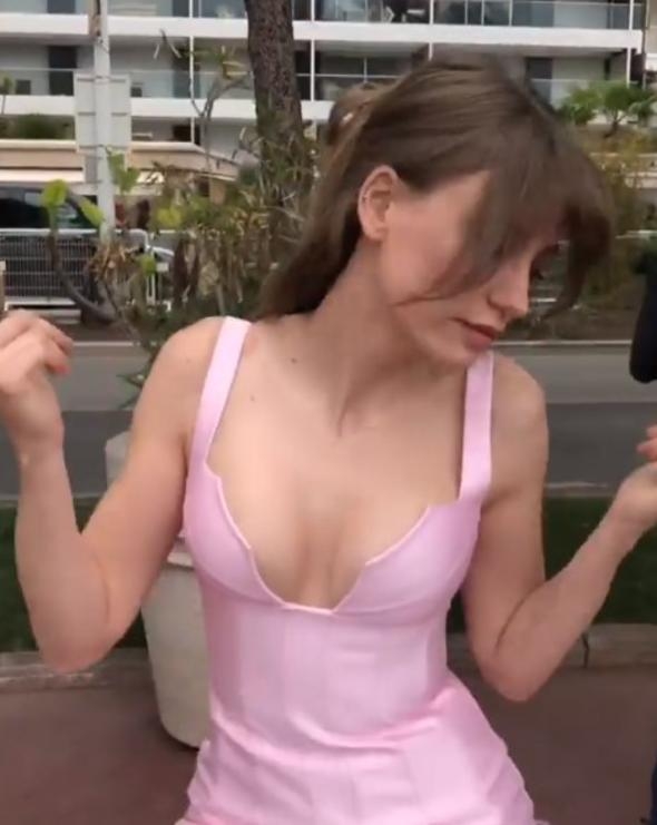 Serenay Sarıkaya dekoltesiyle yıktı geçti o video çok konuşuldu galerisi resim 9