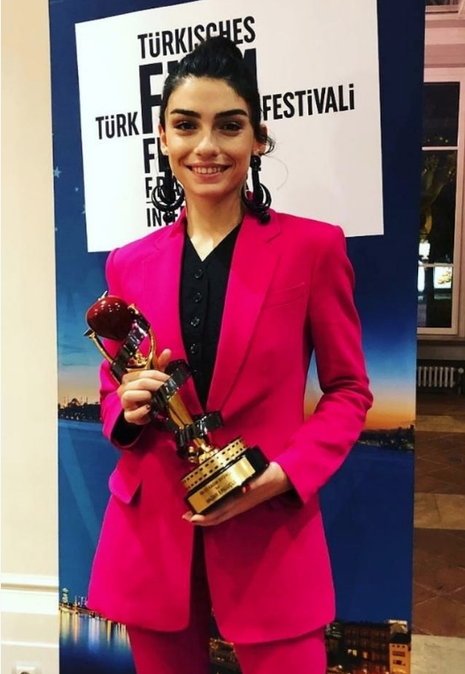 Hazar Ergüçlü kendisini eleştiren takipçisine fena ayar verdi! galerisi resim 4