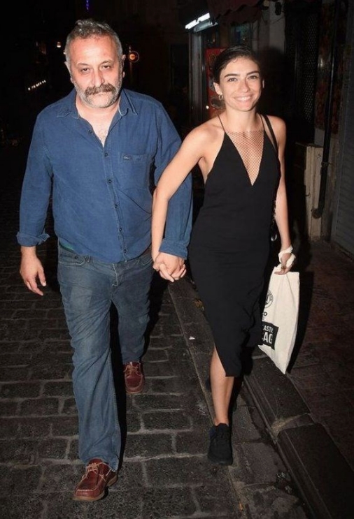 Hazar Ergüçlü kendisini eleştiren takipçisine fena ayar verdi! galerisi resim 5