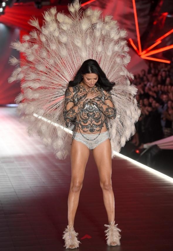 Adriana Lima podyumlara veda etti galerisi resim 5