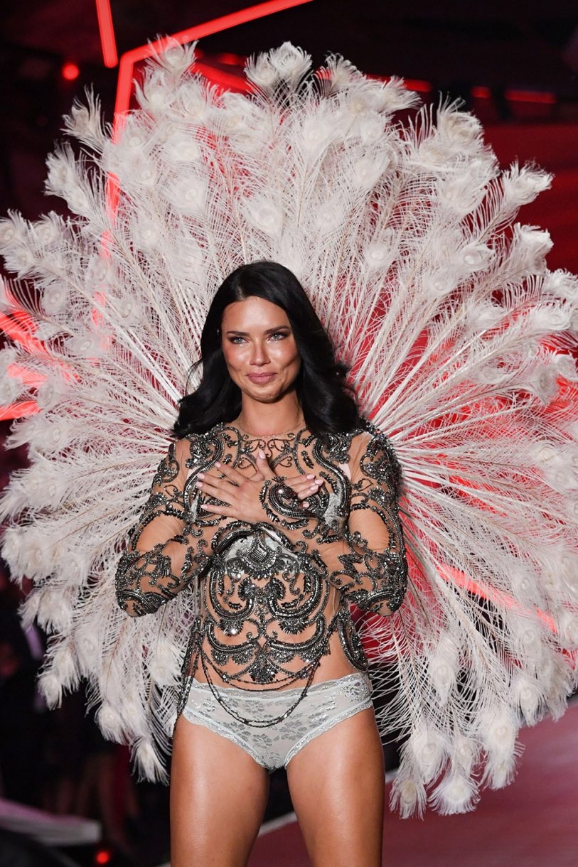 Adriana Lima podyumlara veda etti galerisi resim 7