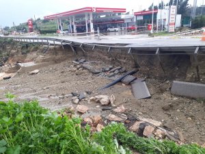 Yeşilköy'de dere yatağı üzerindeki yol çöktü!