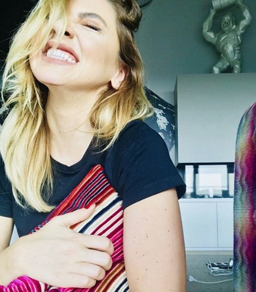 Hadise orta parmağını takipçilerine hediye etti! galerisi resim 10