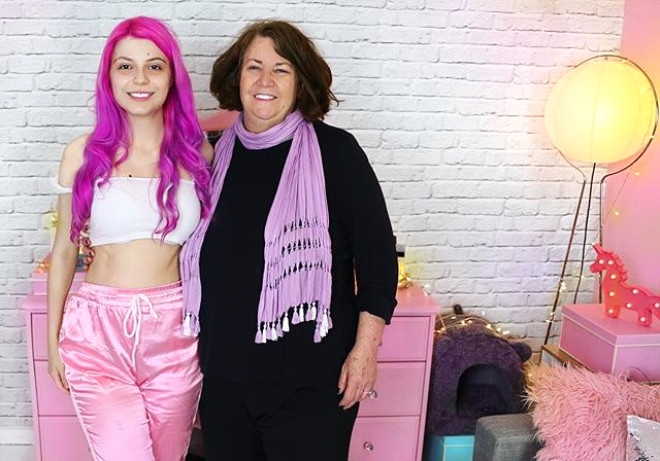 24 yaşındaki YouTube yıldızı,61 yaşındaki kız arkadaşına evlenme teklif galerisi resim 1