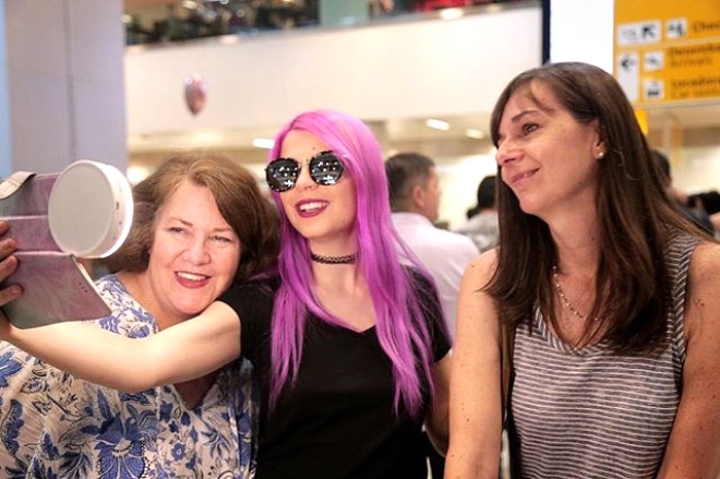 24 yaşındaki YouTube yıldızı,61 yaşındaki kız arkadaşına evlenme teklif galerisi resim 11