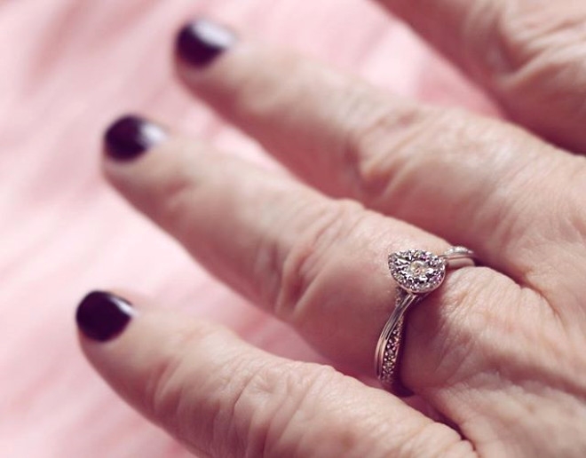 24 yaşındaki YouTube yıldızı,61 yaşındaki kız arkadaşına evlenme teklif galerisi resim 14