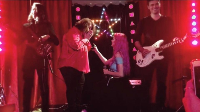 24 yaşındaki YouTube yıldızı,61 yaşındaki kız arkadaşına evlenme teklif galerisi resim 2