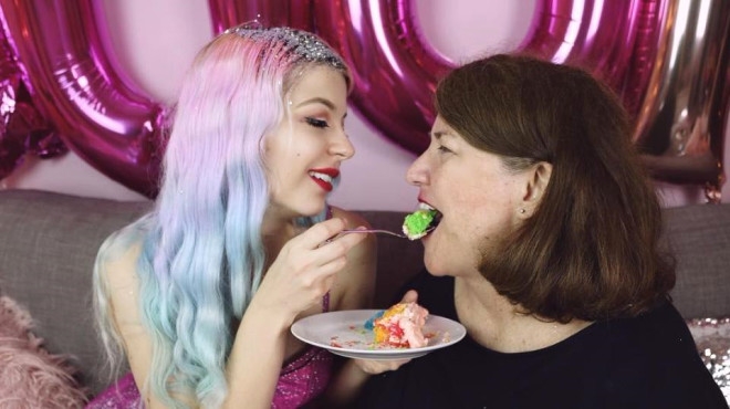 24 yaşındaki YouTube yıldızı,61 yaşındaki kız arkadaşına evlenme teklif galerisi resim 3