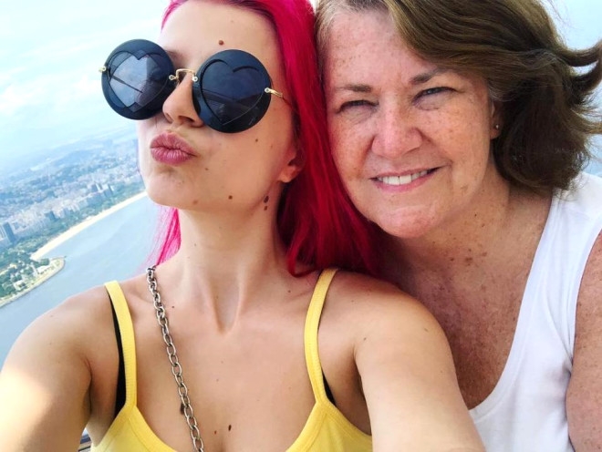 24 yaşındaki YouTube yıldızı,61 yaşındaki kız arkadaşına evlenme teklif galerisi resim 6