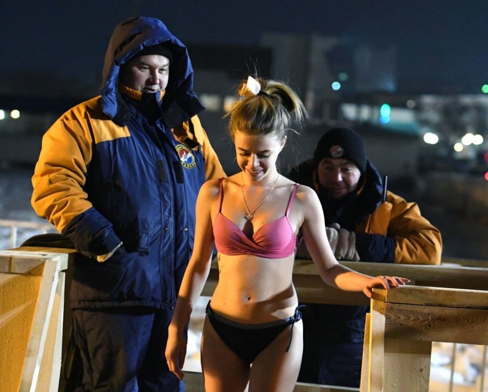 Bikiniyle buz gibi suya giriyorlar galerisi resim 7