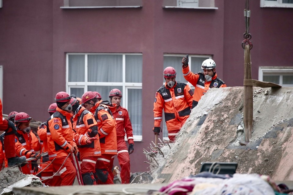 Zamana karşı yarış: Enkazdan ses geldi galerisi resim 4