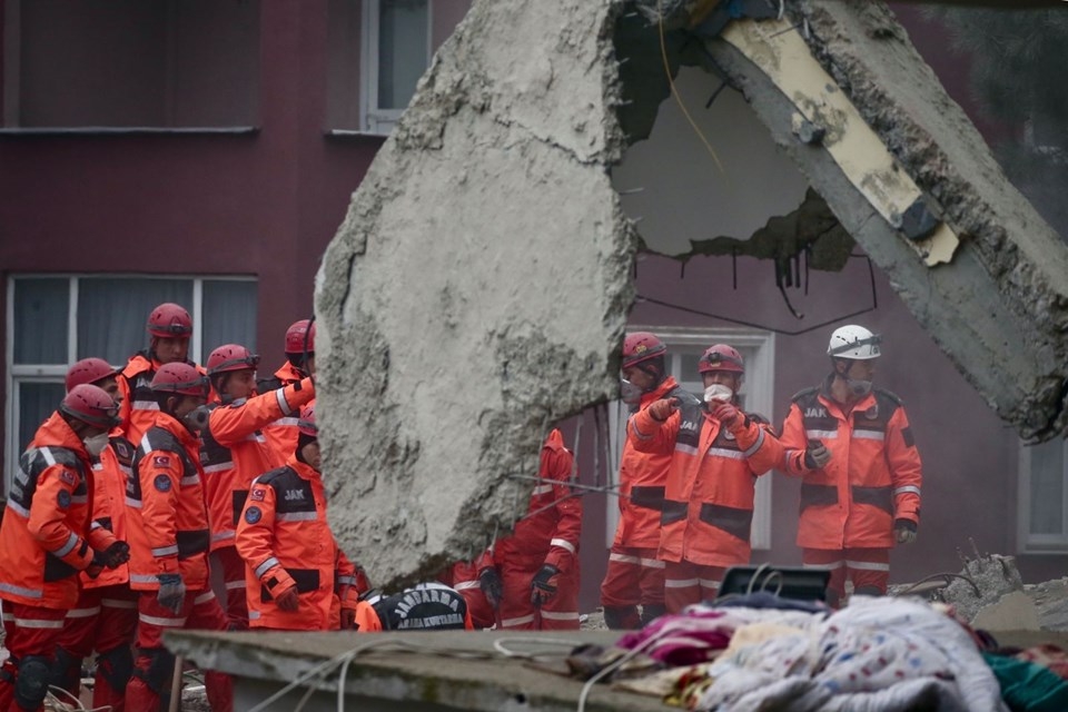 Zamana karşı yarış: Enkazdan ses geldi galerisi resim 6
