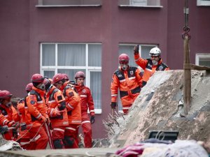 Zamana karşı yarış: Enkazdan ses geldi