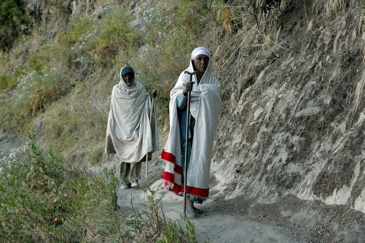 Tanrı'yla konuşmak için 3 bin 100 metre tırmanıyorlar! galerisi resim 1