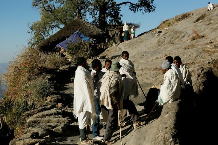 Tanrı'yla konuşmak için 3 bin 100 metre tırmanıyorlar! galerisi resim 12