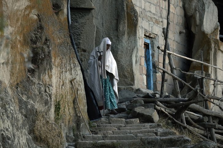 Tanrı'yla konuşmak için 3 bin 100 metre tırmanıyorlar! galerisi resim 13
