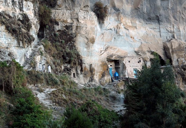 Tanrı'yla konuşmak için 3 bin 100 metre tırmanıyorlar! galerisi resim 14