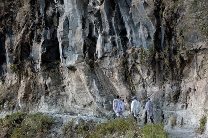 Tanrı'yla konuşmak için 3 bin 100 metre tırmanıyorlar! galerisi resim 2