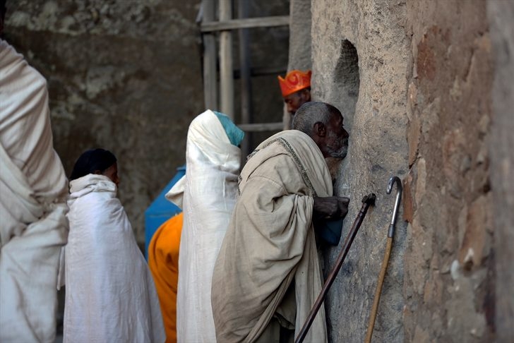 Tanrı'yla konuşmak için 3 bin 100 metre tırmanıyorlar! galerisi resim 22