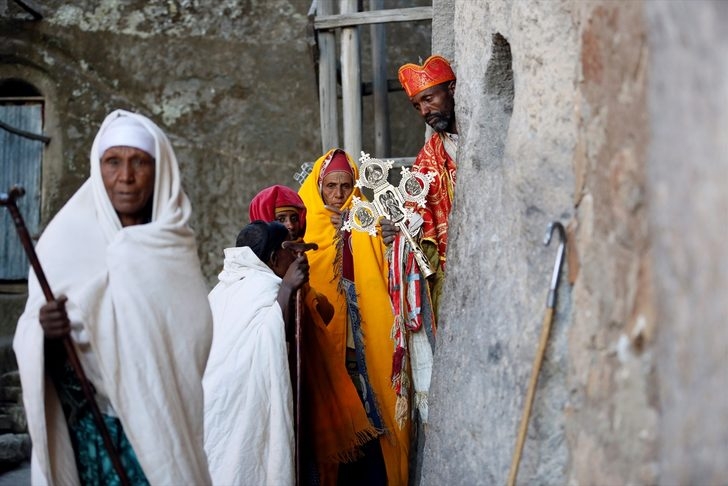 Tanrı'yla konuşmak için 3 bin 100 metre tırmanıyorlar! galerisi resim 23