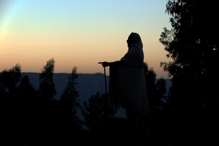 Tanrı'yla konuşmak için 3 bin 100 metre tırmanıyorlar! galerisi resim 24