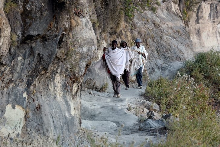 Tanrı'yla konuşmak için 3 bin 100 metre tırmanıyorlar! galerisi resim 4