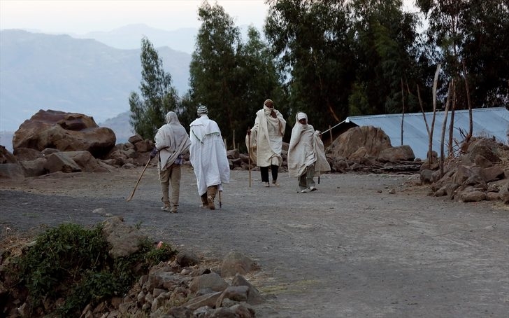 Tanrı'yla konuşmak için 3 bin 100 metre tırmanıyorlar! galerisi resim 5