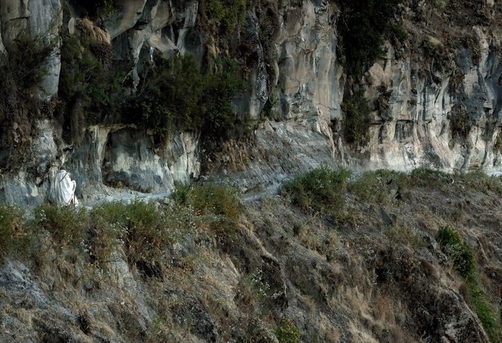 Tanrı'yla konuşmak için 3 bin 100 metre tırmanıyorlar! galerisi resim 8