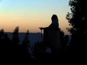 Tanrı'yla konuşmak için 3 bin 100 metre tırmanıyorlar!