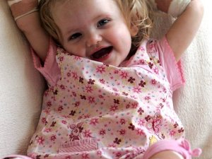 15 aylıkken ellerini kaybetmişti, şimdi makyaj bile yapıyor