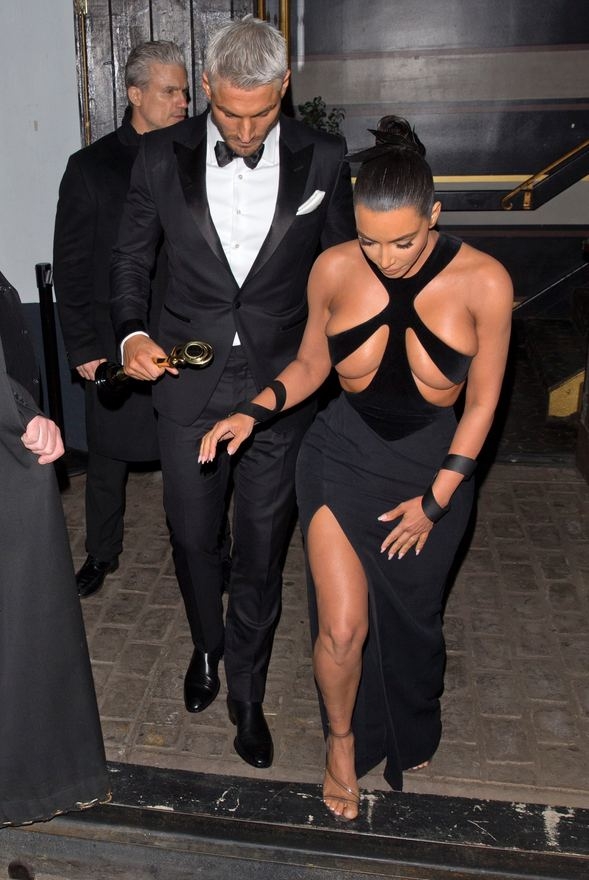 Kim Kardashian sansasyon için dekolteyi abarttı galerisi resim 10