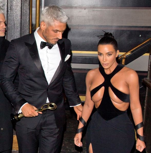 Kim Kardashian sansasyon için dekolteyi abarttı galerisi resim 2