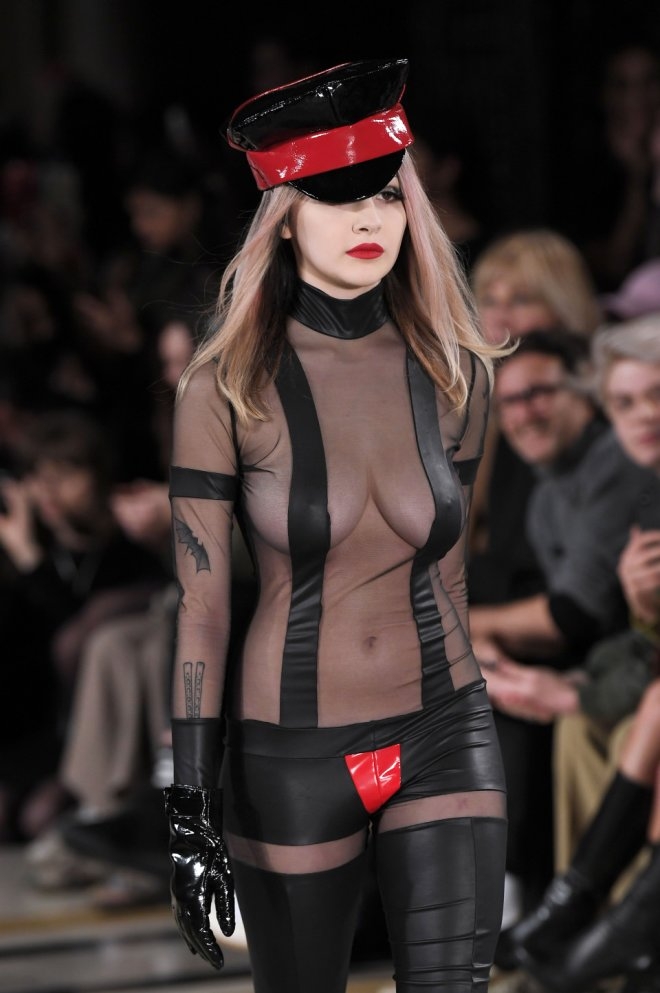 Şeffaf ve kırbaçlı defile galerisi resim 1