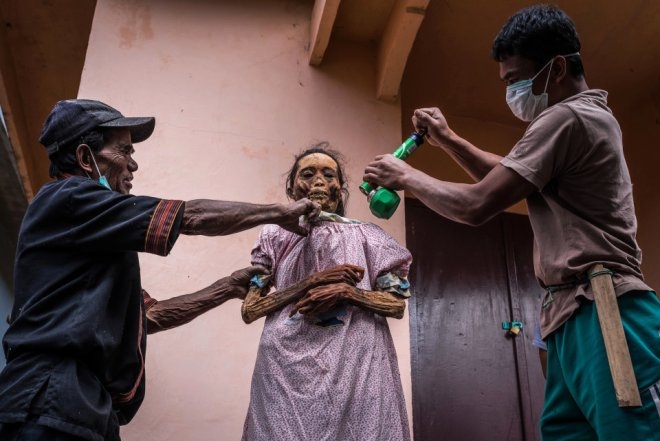 Ölüleri gömmüyor, birlikte yaşıyorlar ! galerisi resim 15